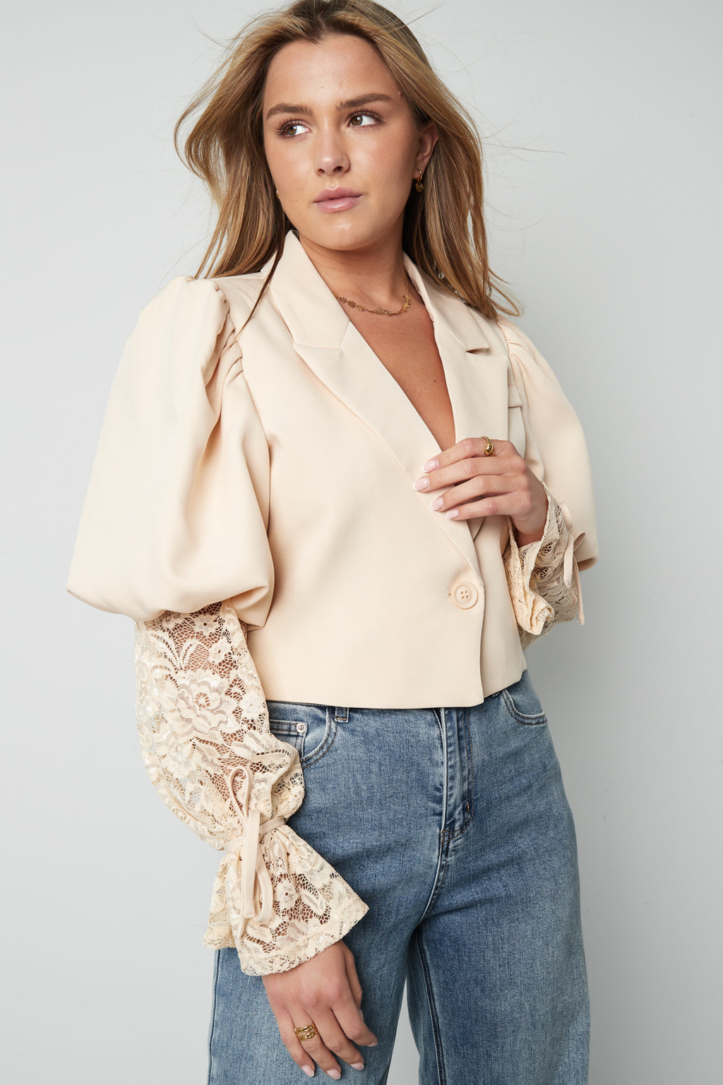 Blazer corto alla moda con pizzo