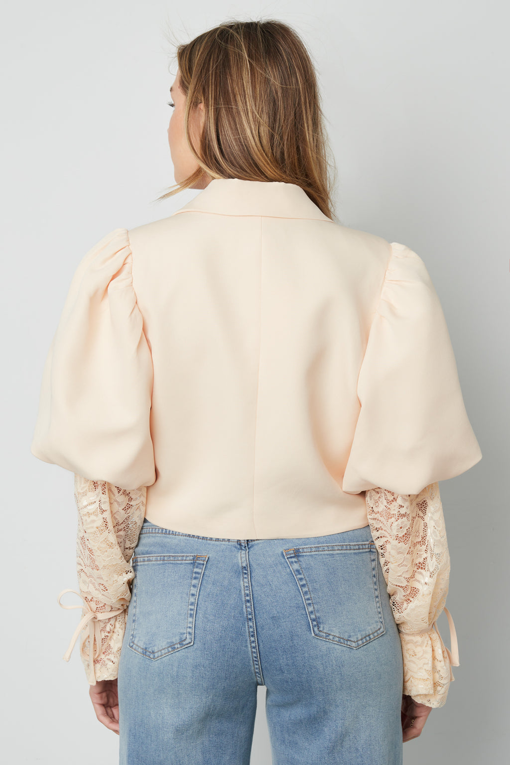 Blazer corto alla moda con pizzo