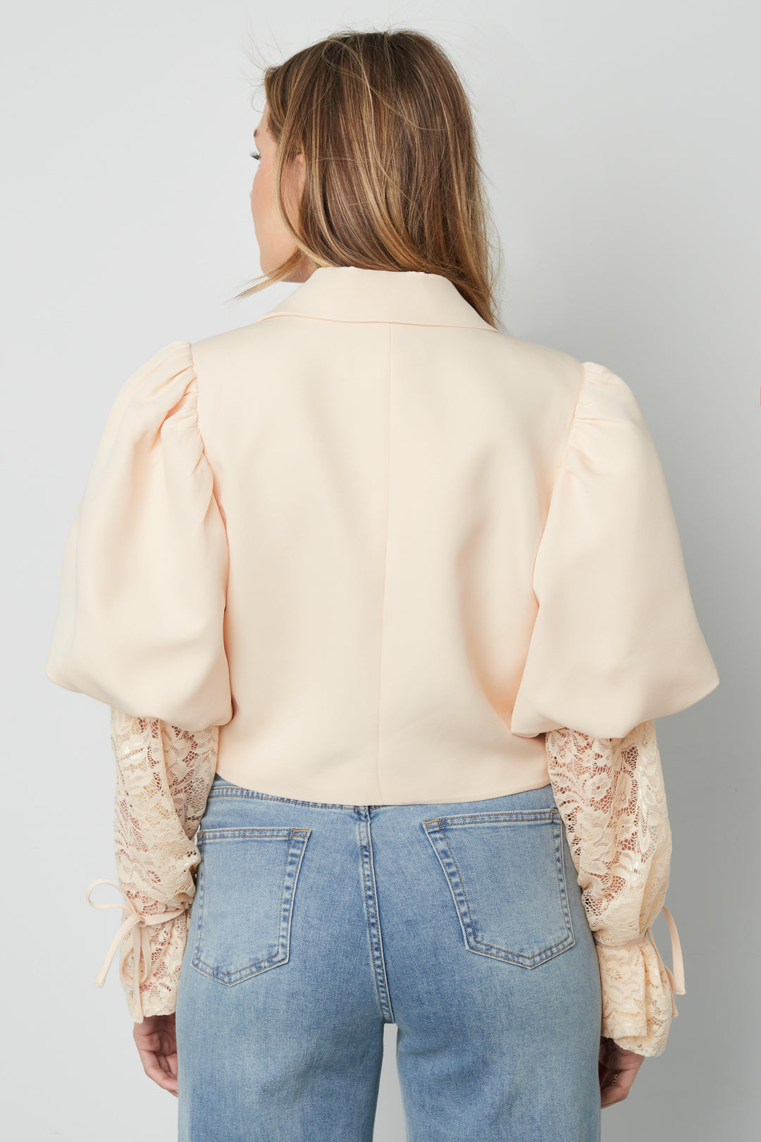 Blazer corto alla moda con pizzo