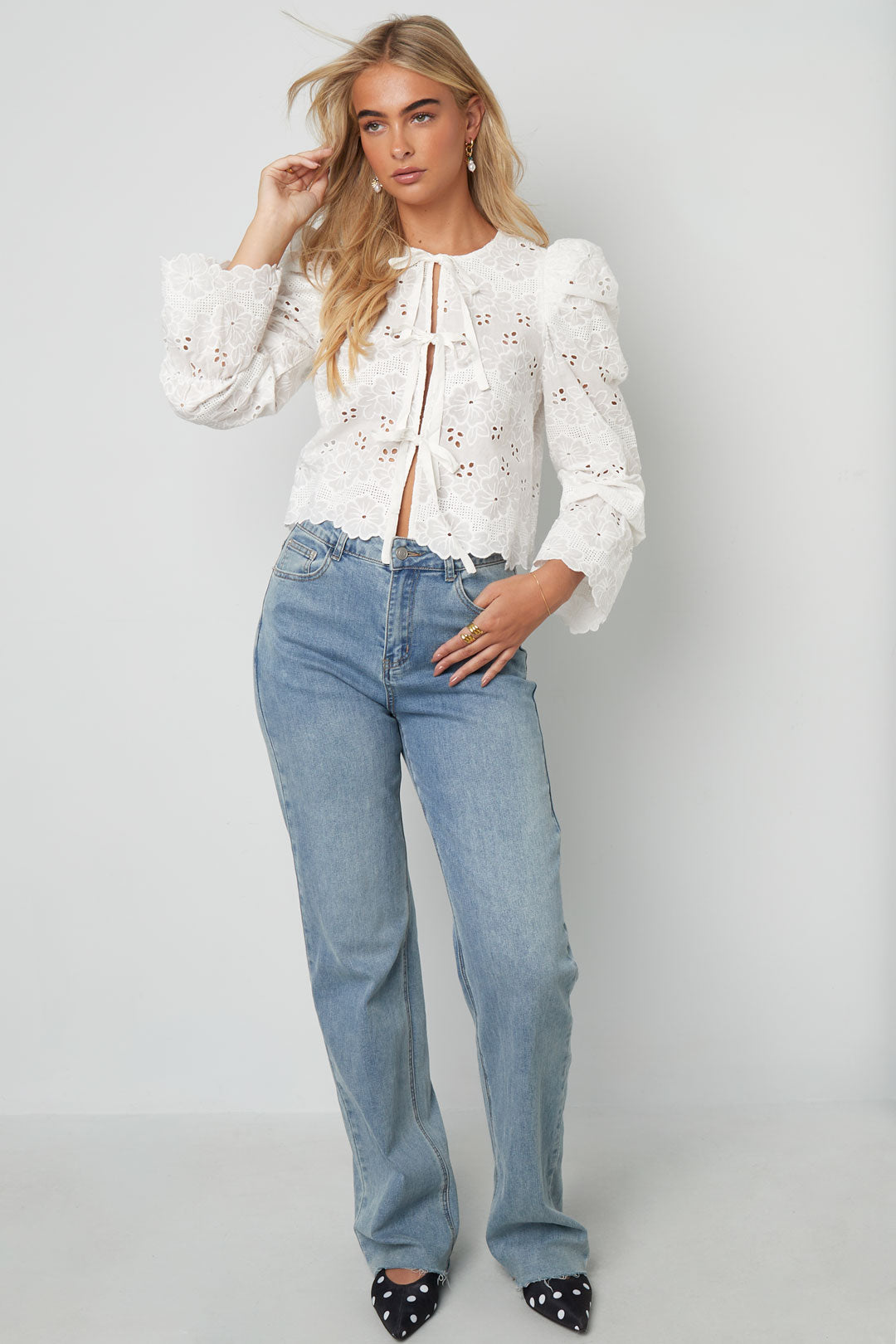 Top all&#39;uncinetto con fiocchi